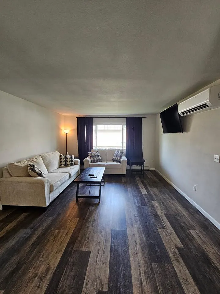 2 bed, 1.0 bath, $1,895 — Photo 2