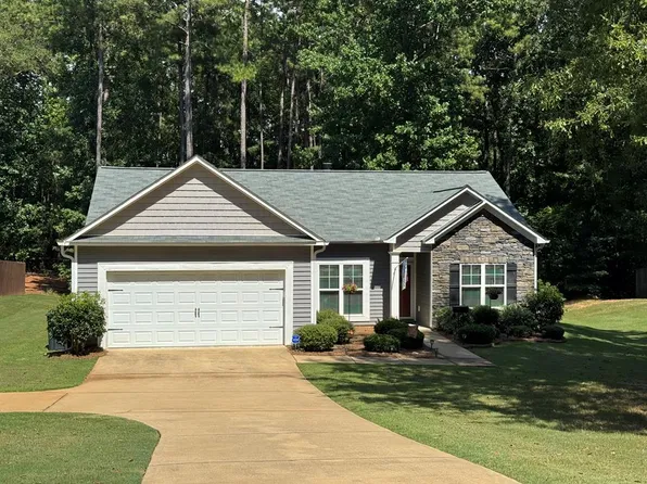 135 Amhurst Dr, West Point, GA 31833