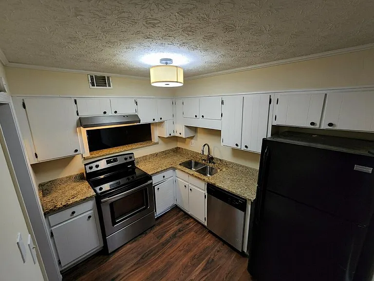 482 Huntington Rd — Photo 3