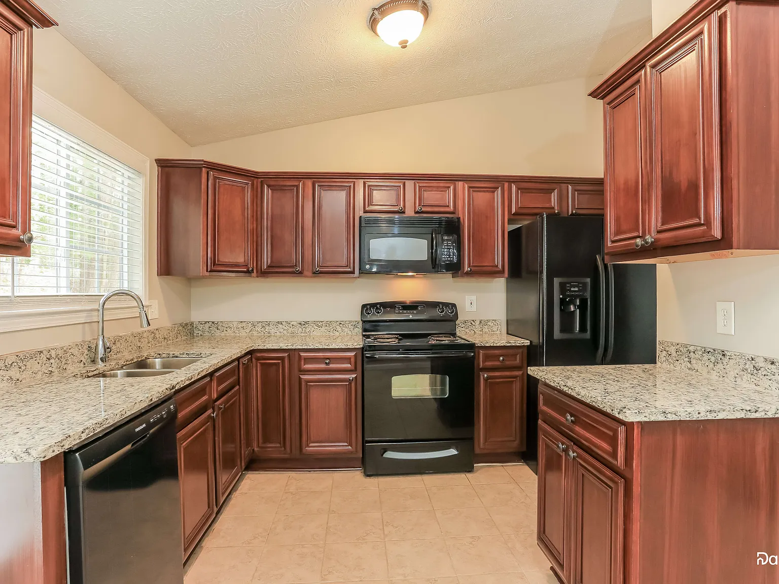 3 bed, 2.0 bath, 1344 sqft, $1,695 — Photo 4