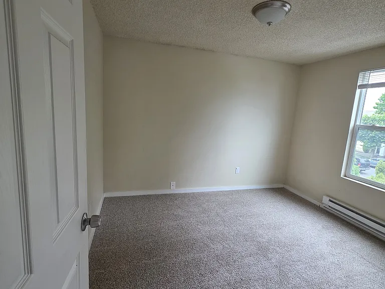 2410 S I St #4 — Photo 11