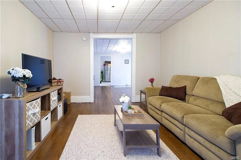 2 bed, $1,300 — Photo 4