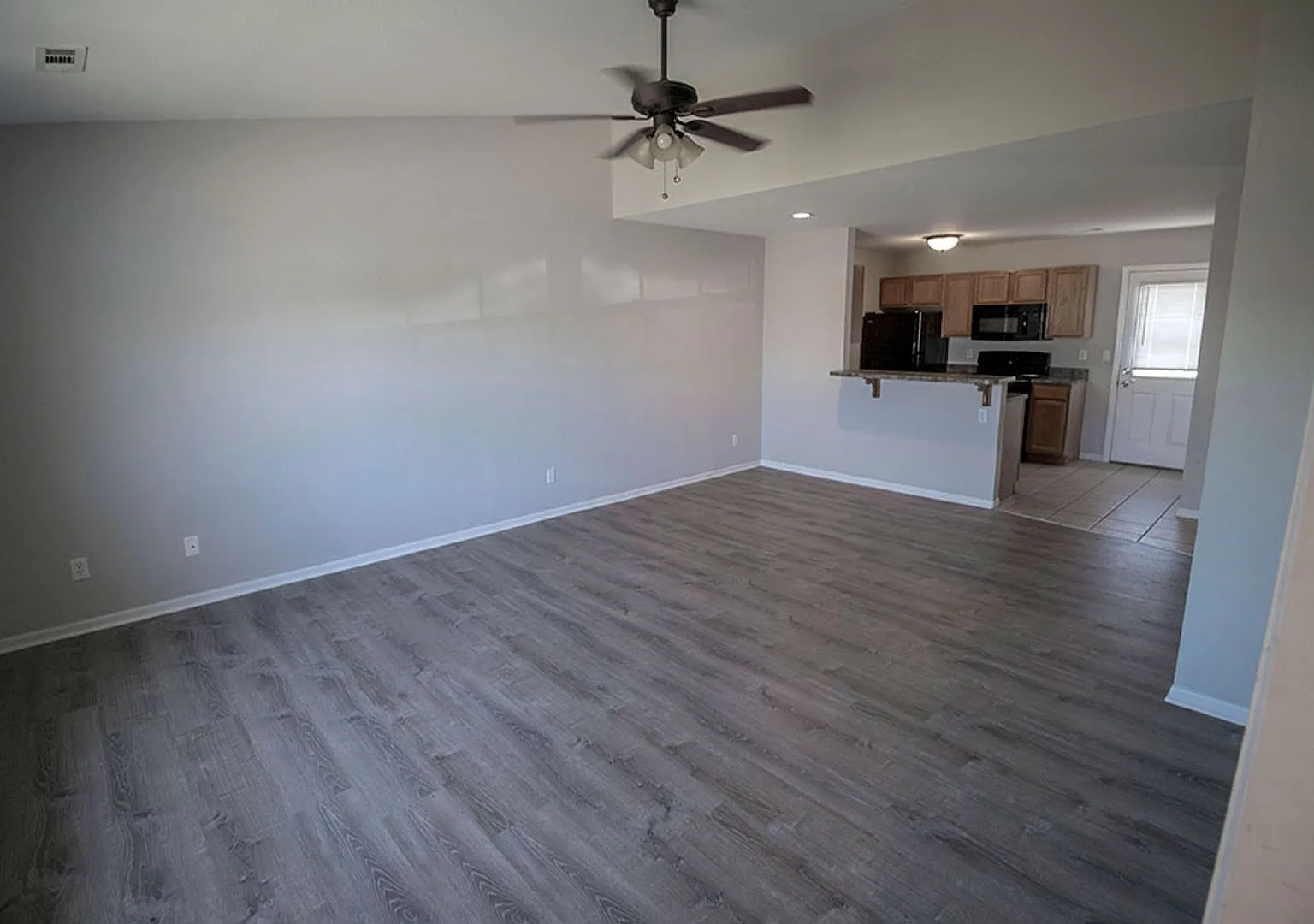 Super cute 3 bedroom — Photo 2