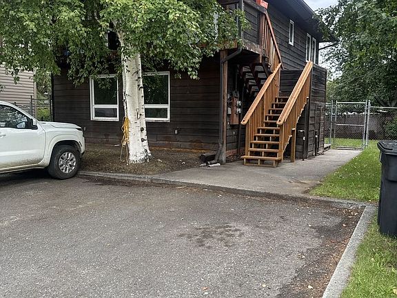 3rd image of 810 Smythe St #2