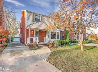 1709 Prestwick Rd, Grosse Pointe Woods, MI 48236