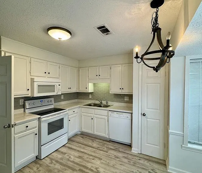 1722 Saint Charles Pl — Photo 2