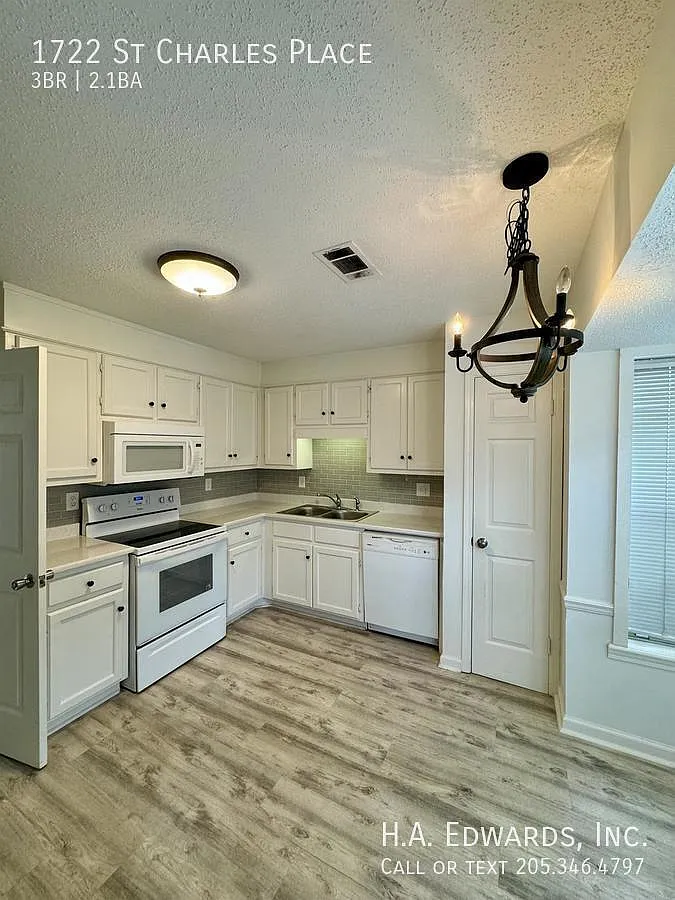 Building Photo - 1722 Saint Charles Pl