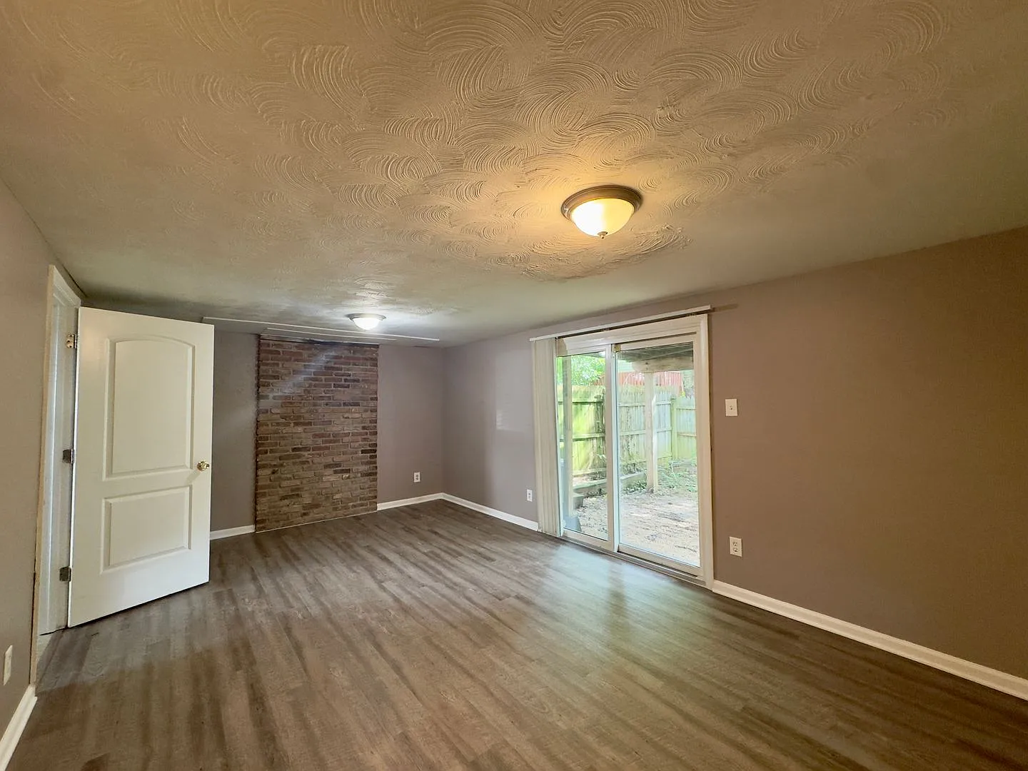 Charming 3-Bedroom Townhome in Prime Edgewood Location — Photo 4