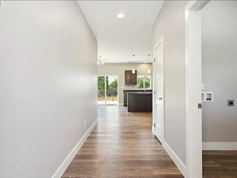 345 NW 4th St — Photo 2