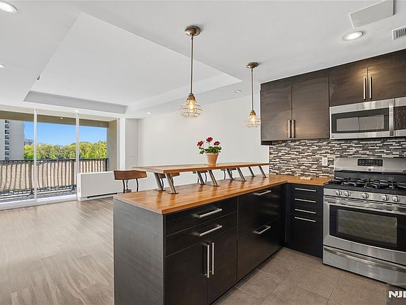 2nd image of 6 Horizon Rd APT 201