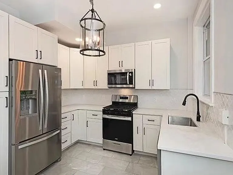 923 Adelaide St — Photo 12