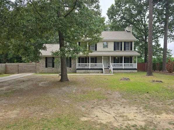 111 Greentree Dr, Raeford, NC 28376