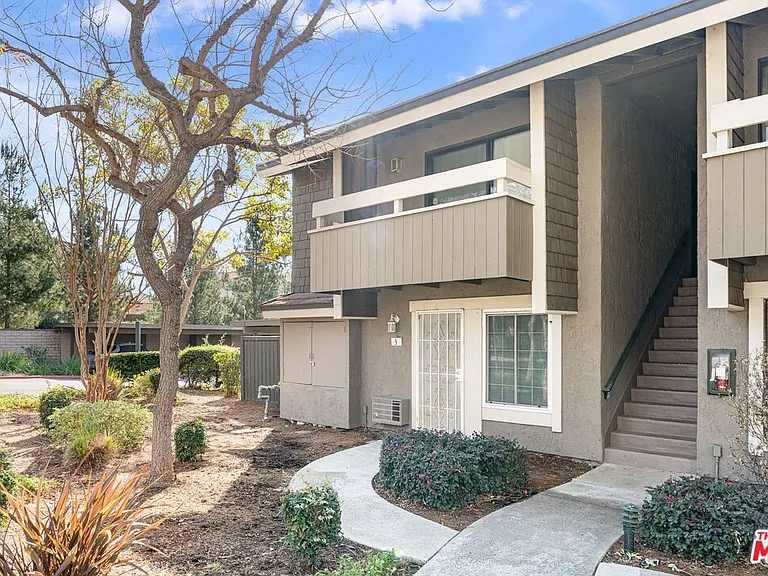 4 Streamwood — Photo 1