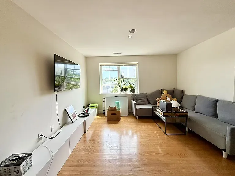 120 Wyllis Ave — Photo 1