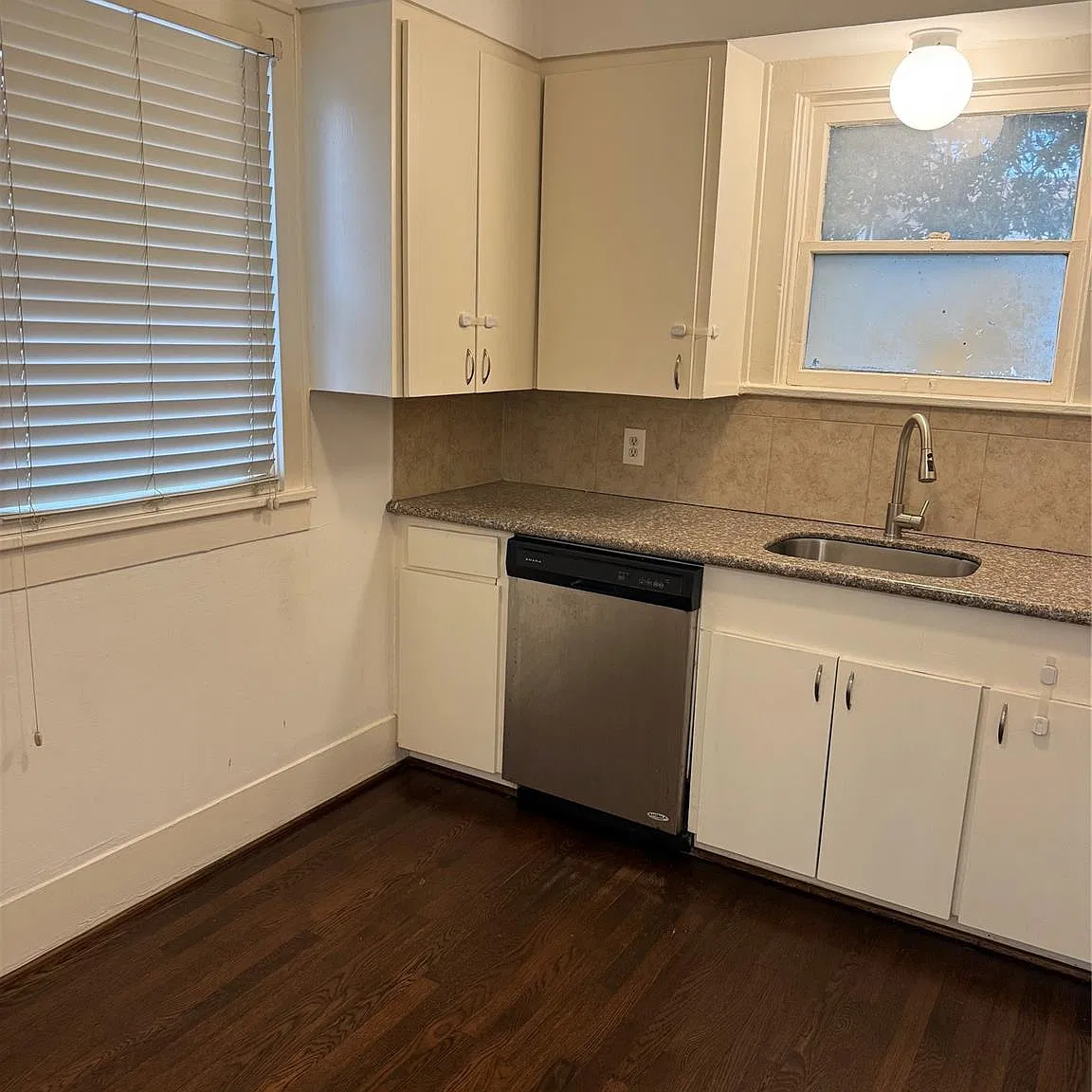 1 bed, 1.0 bath, 4360 sqft, $1,350 — Photo 4