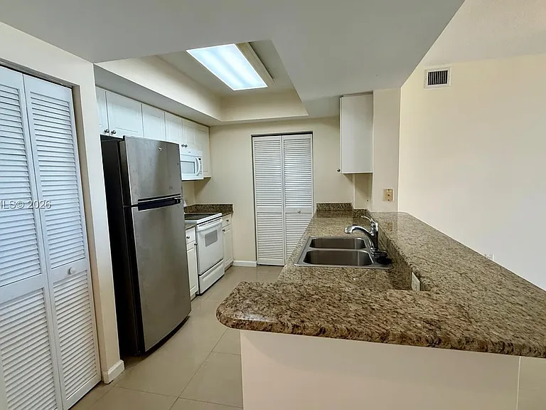 19501 W Country Club Dr #1212 — Photo 30