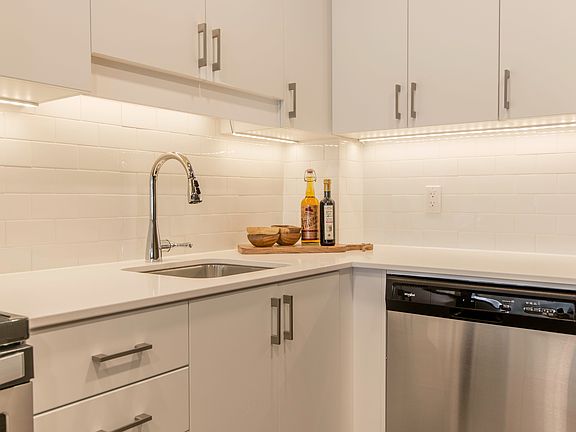 2nd image of 420 Gilmour St #606