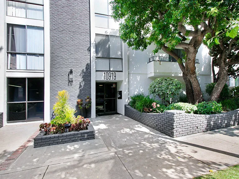 Wellworth Apartments — Photo 12