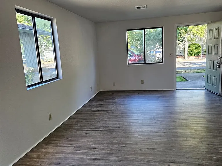 605 SE 8th St — Photo 2