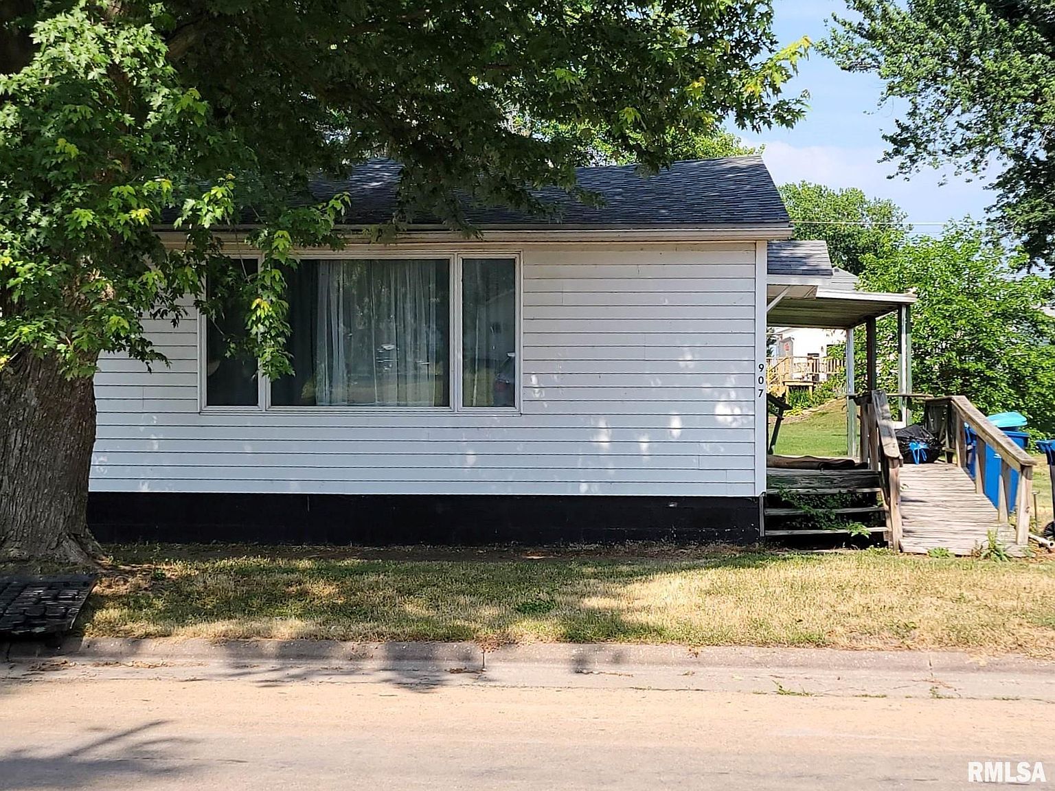 907 Broad St, Sabula, IA 52070 Zillow