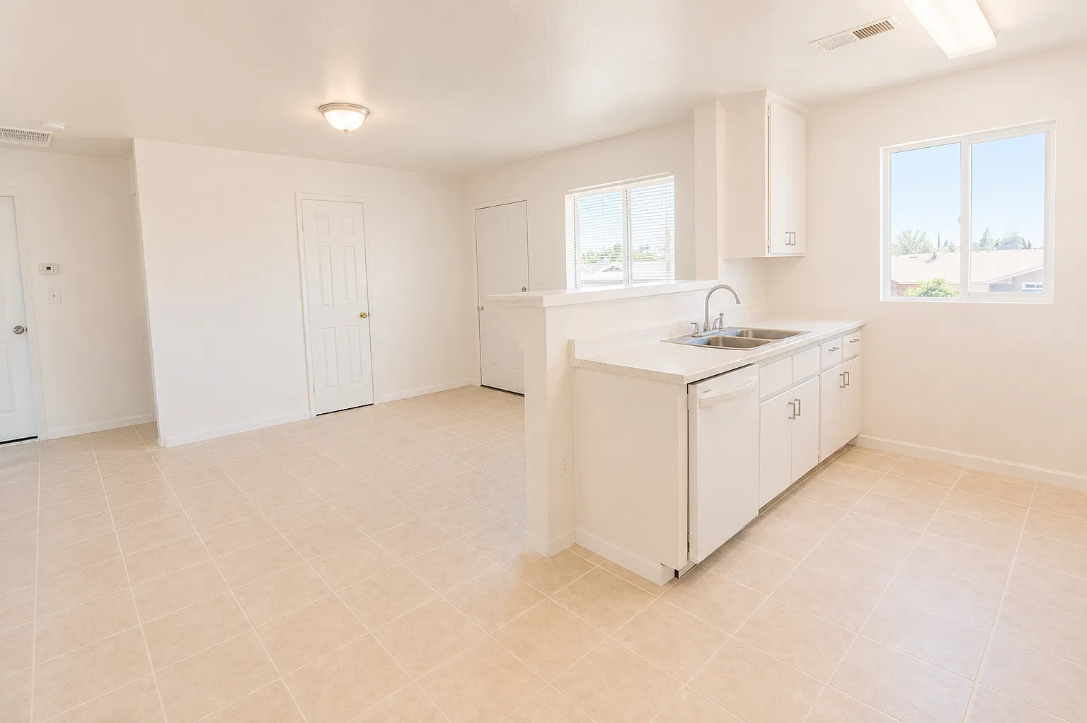 3 bed, 1000 sqft, $1,799 — Photo 3