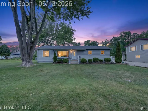 125 Maple Ave, Harsens Island, MI 48028