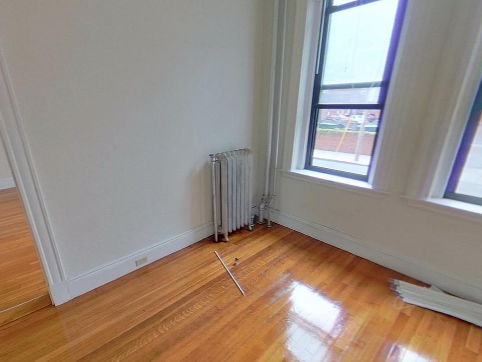2nd image of 11 Washington Pl