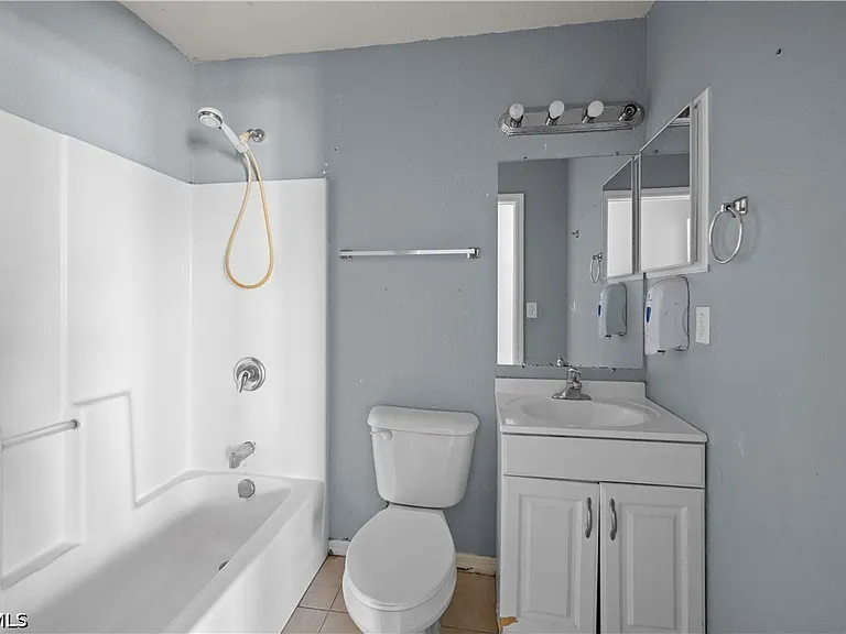 2028 NE 17th Pl — Photo 9