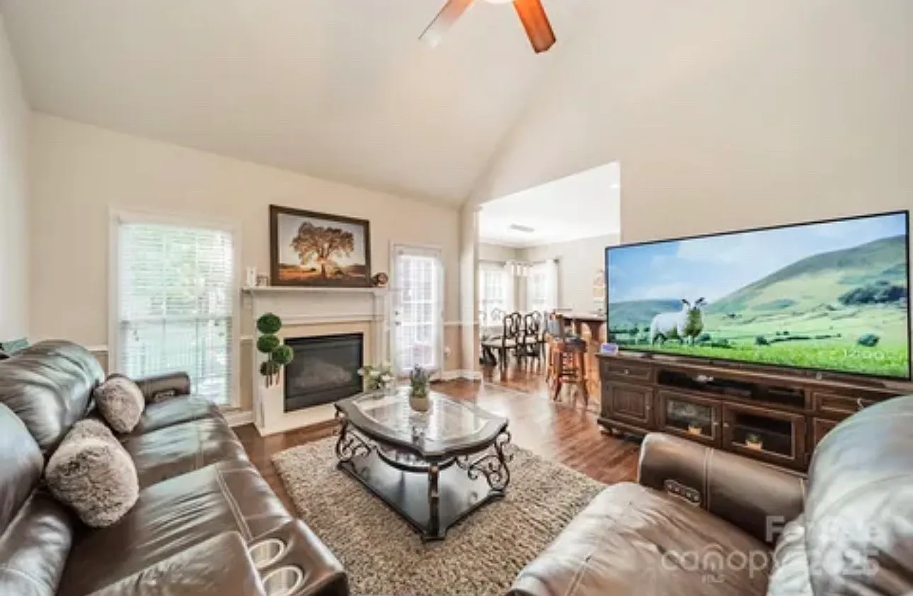 4 bed, 2135 sqft, $3,200 — Photo 2