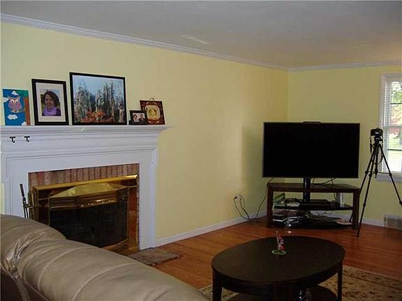 4th image of 272 Fernledge Dr
