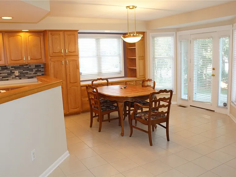 121 Brittany Cir — Photo 12