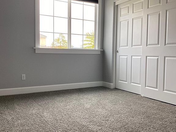 2nd bed room with closet