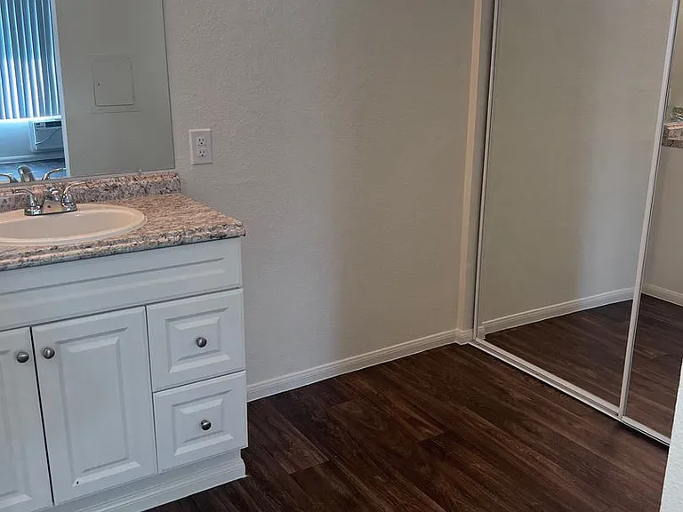 527 E Washington Ave — Photo 6