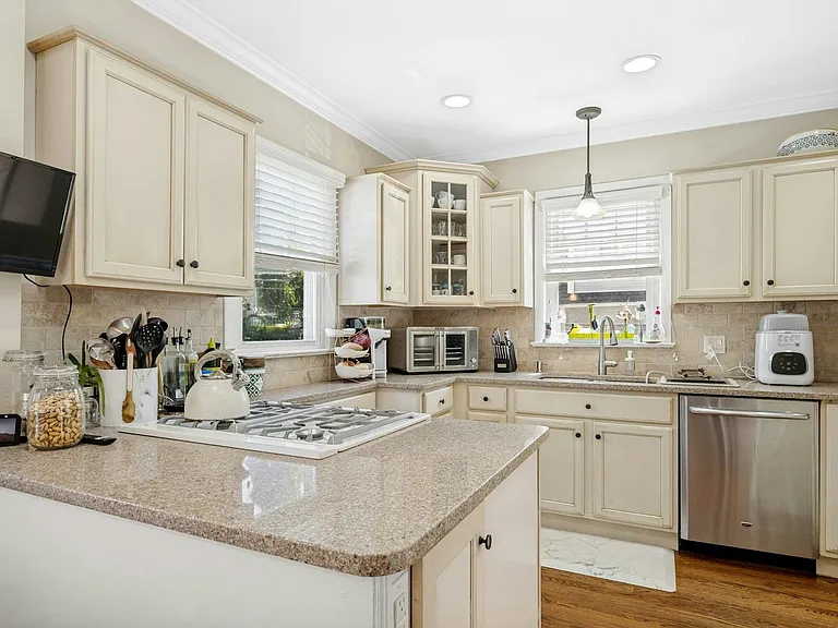 332 Demarest Ave — Photo 8