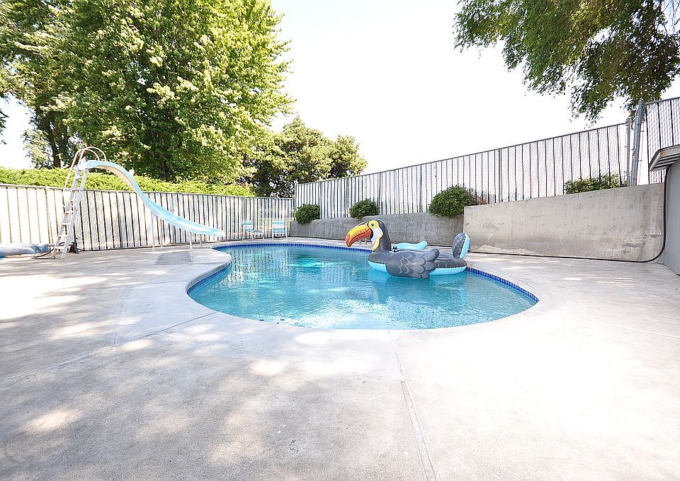 22,000 gal gunite pool