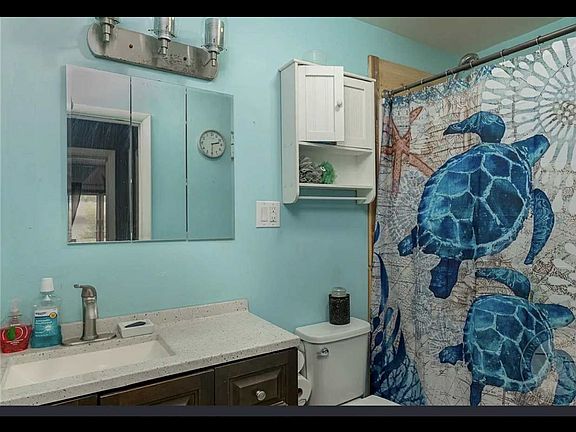 3rd image of 204 Hickory Dr