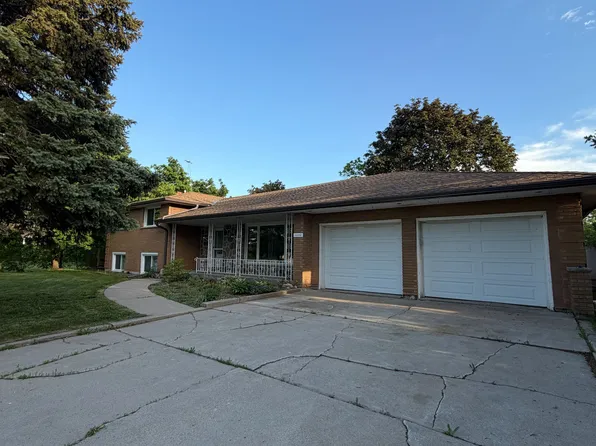 1202 Barton St, Hamilton, ON L8E 5G9