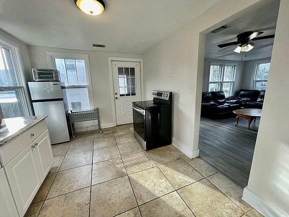 3rd image of 1113 E De Soto St #1