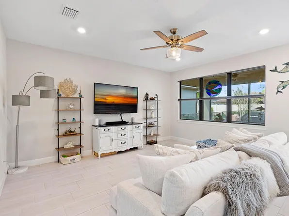 519 SE Villandry Way, Port St Lucie, FL 34984