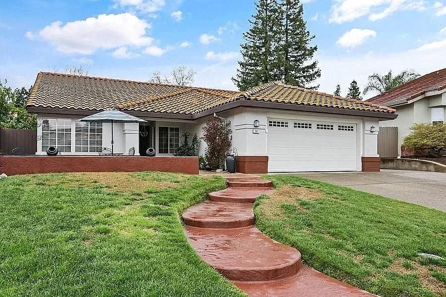 1st image of 307 Cassidy Ct