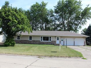 5 Country Club Pl, Garner, IA 50438