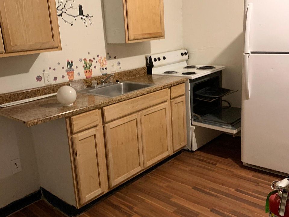 Full Kitchen, Cabinet with Sink, Range/ Oven, Refrigerator