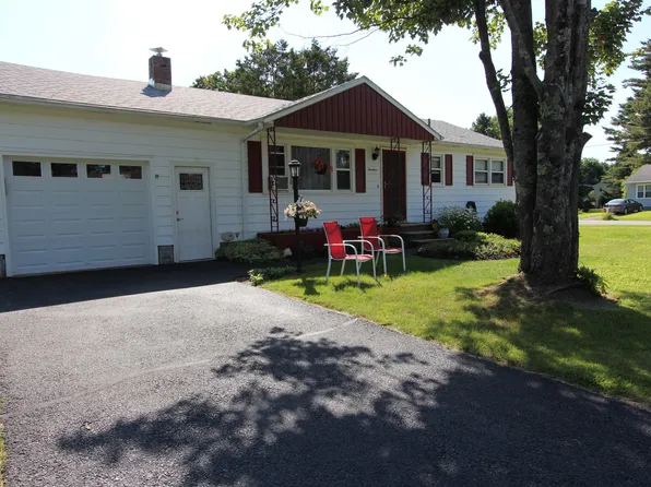 14 Sunset Drive, Essex, VT 05452