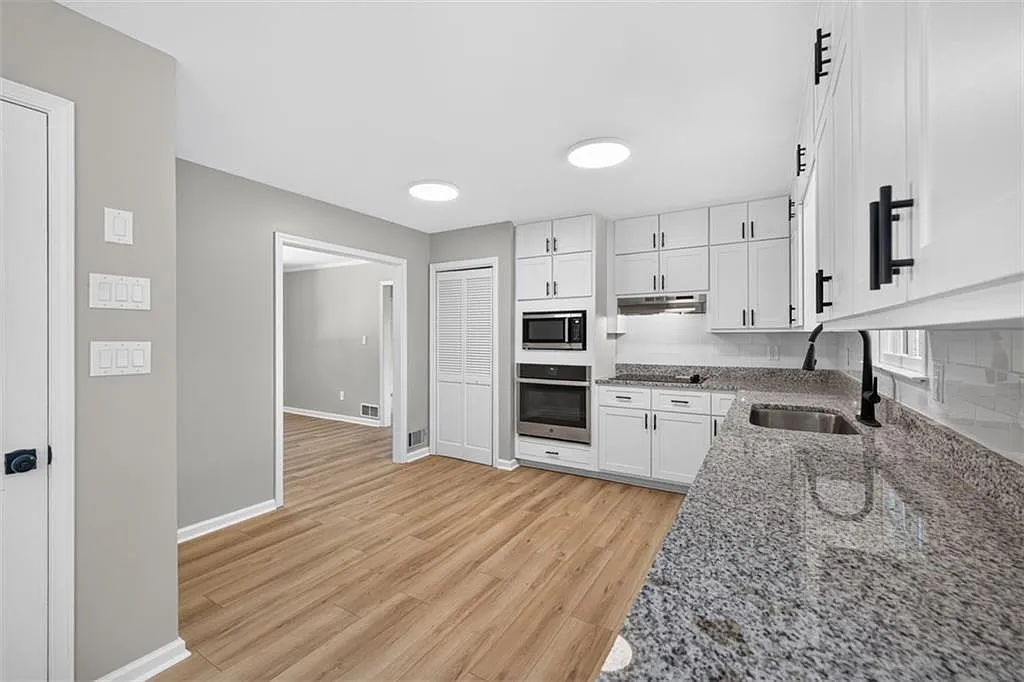 5 bed, 3.0 bath, 3295 sqft, $3,500 — Photo 3