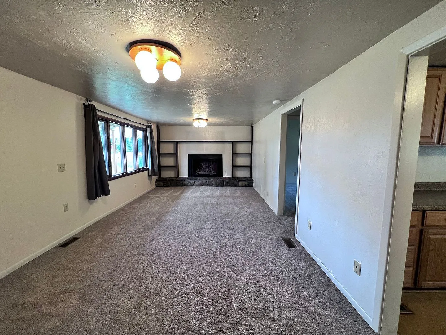 3 Bedroom / 2 Bathroom / 2 Car Non heated Garage — Photo 2