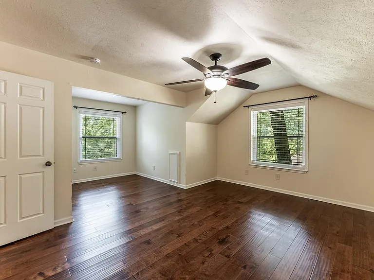 1006 Amesbury Ct — Photo 15