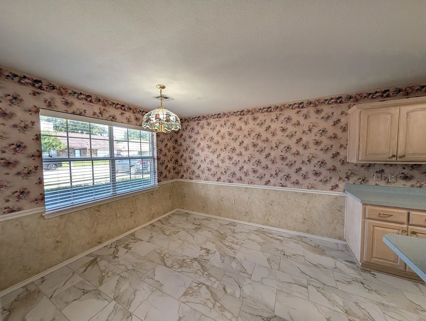 Spacious 3-Bedroom Duplex with Modern Comforts and Room to Roam! — Photo 2
