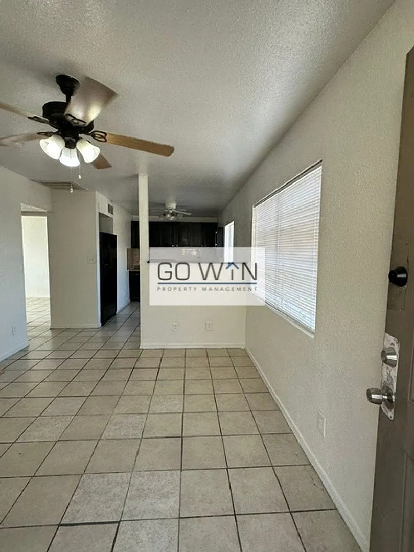 3233 W Melvin St — Photo 2