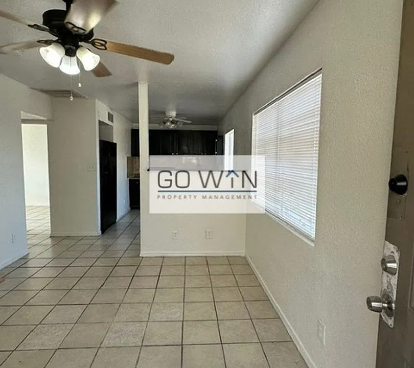 3233 W Melvin St