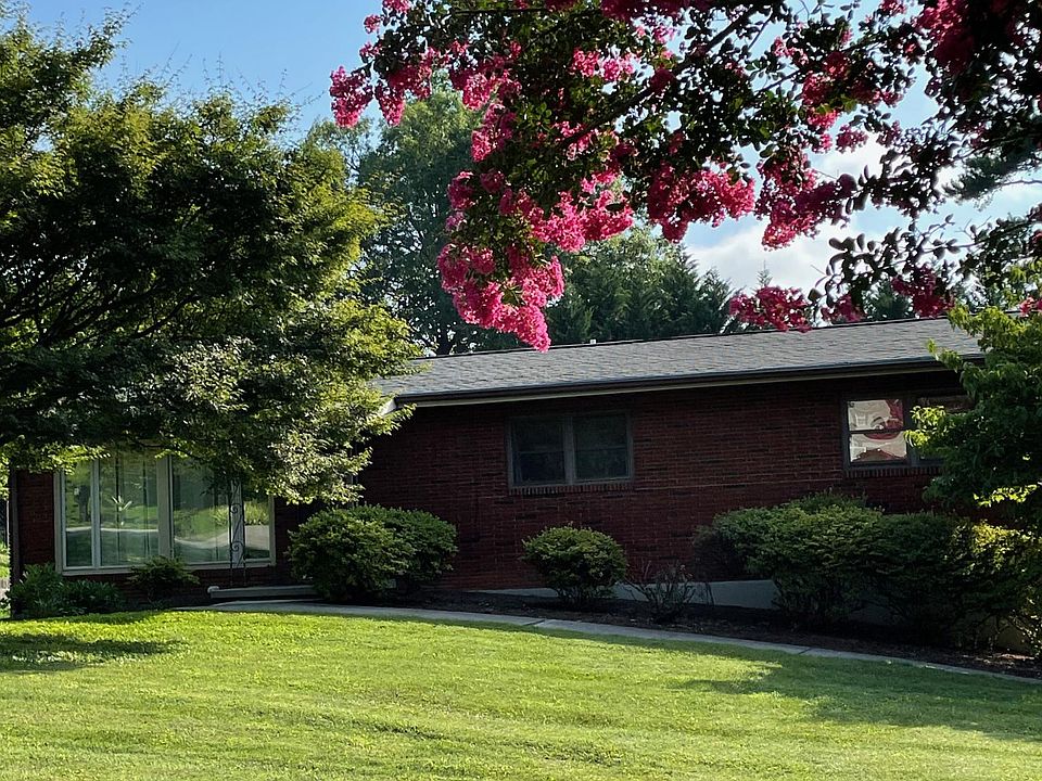 Pretty, level lot backs up to Forest Brook. Super convenient location between Northshore and Westland Dr.